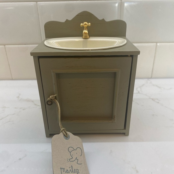 Maileg Miniature Dollhouse Bathroom Sink with Gold Faucet - Picture 1 of 6